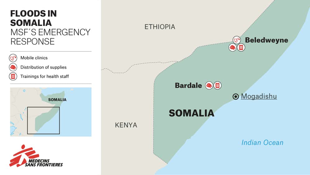 Floods leave thousands of people vulnerable and in need An MSF staff distributes aid among people displaced by the floods in Beledweyne district...